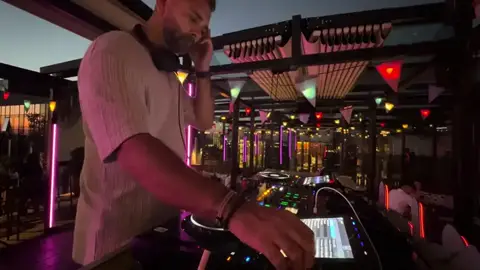 DJ na Klik, snimak nastupa u baru u Beogradu