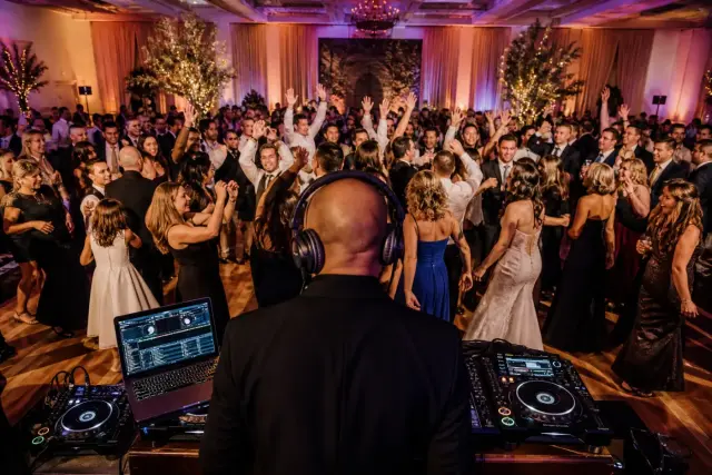 DJ na svadbenom podijumu