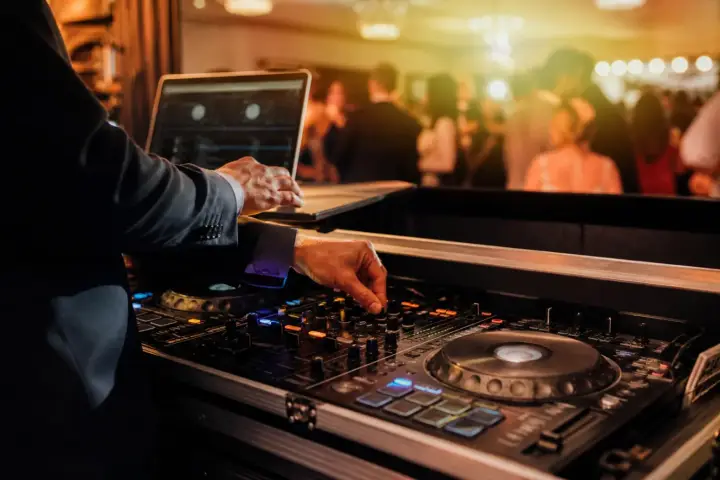 DJ za miksetom na događaju