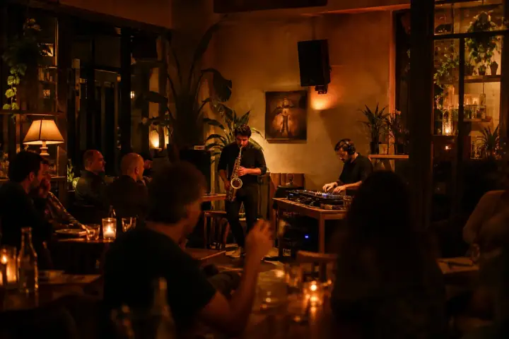Intimni DJ set u kafiću