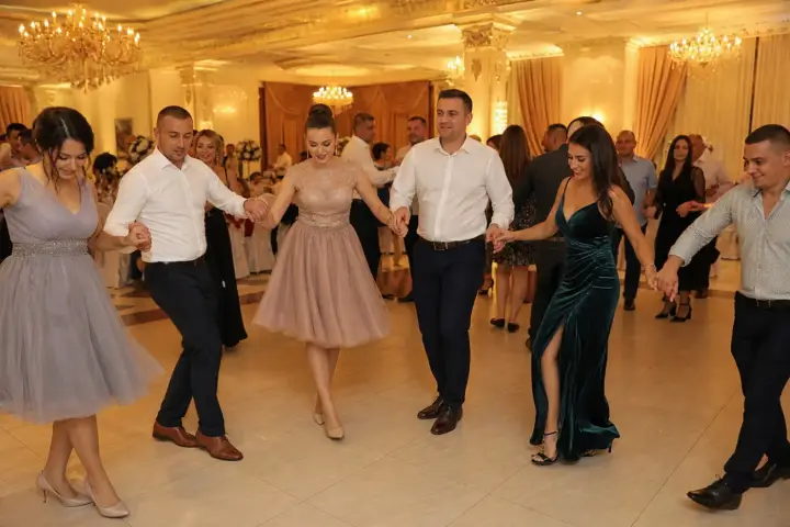 Gosti igraju kolo na svadbi
