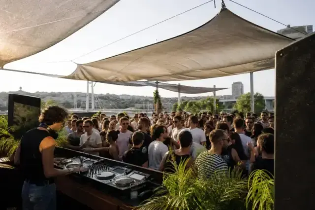 Dj za matinee: atmosfera na događaju